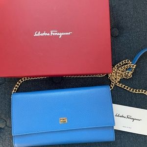 SALVATORE FERRAGAMO Core Pebbled Leather Wallet-on-chain In Blue Indie